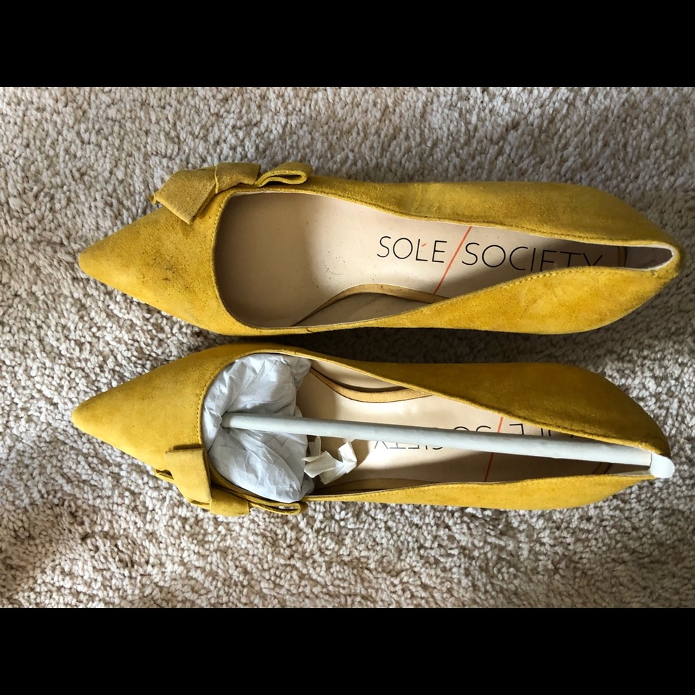 Sole Society Mustard bow mid size heel